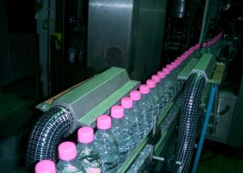 Blow nozzle drying caps on bottles.