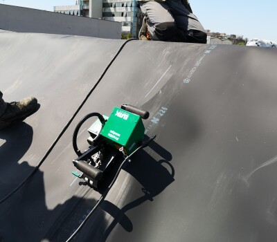 Welding HDPE membrane with ProtOn WEDGE on a slope